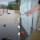 Viral, Orang Ini Tahan Air Banjir Selutut dengan Kaca Agar Tak Masuk Rumah