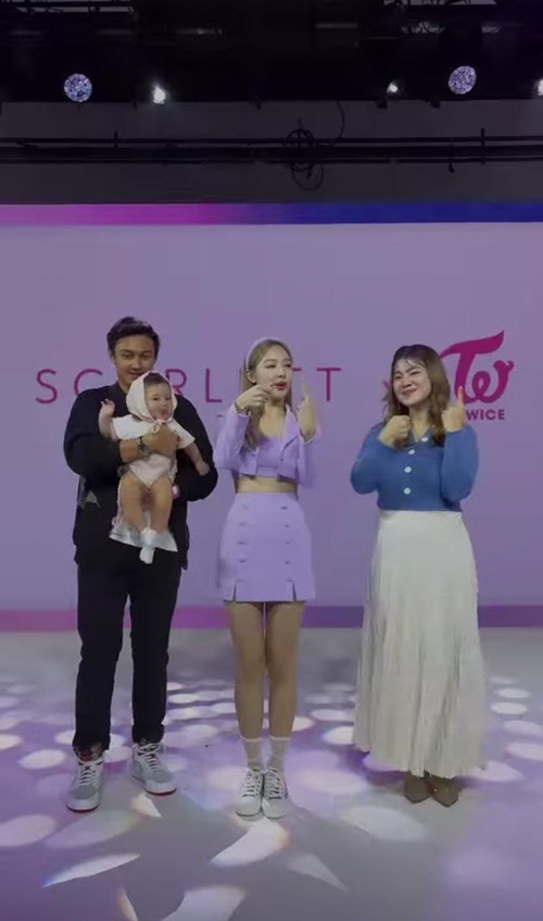10 Potret Felicya Angelista Dance Bareng Nayeon Twice, Ekspresi Baby